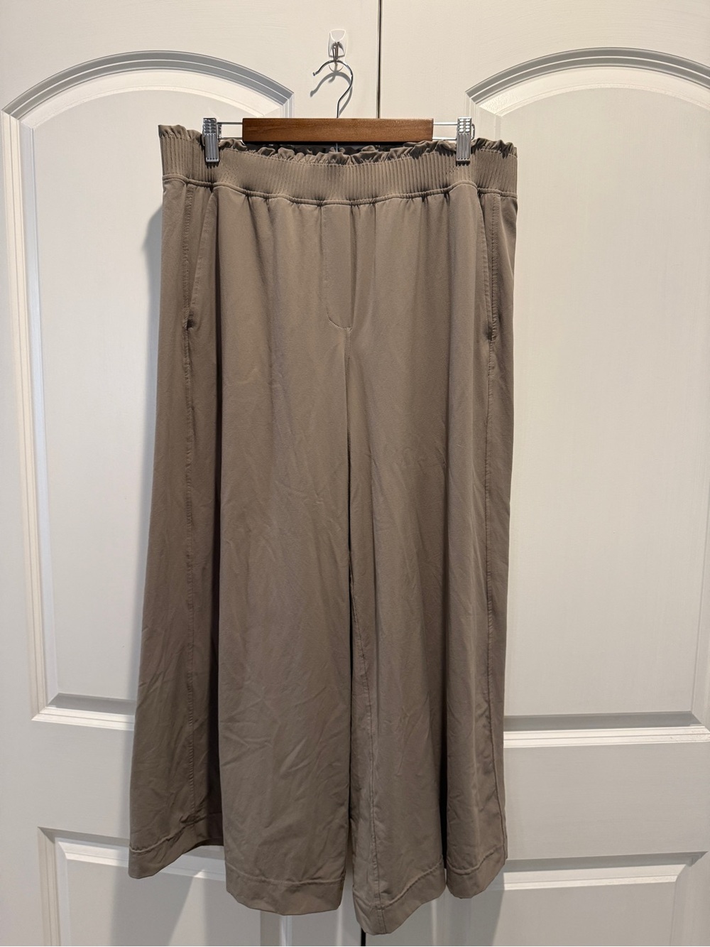 Women’s Lululemon Stretch Woven Ruffle-Waist Wide-Leg Cropped Pants